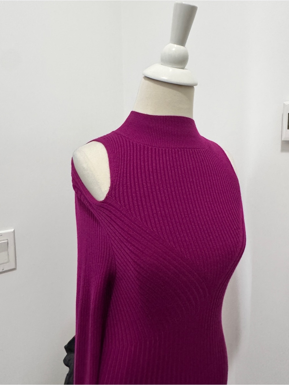 Women’s Cold-Shoulder Ribbed Sweater Top in Fuchsia NWOT